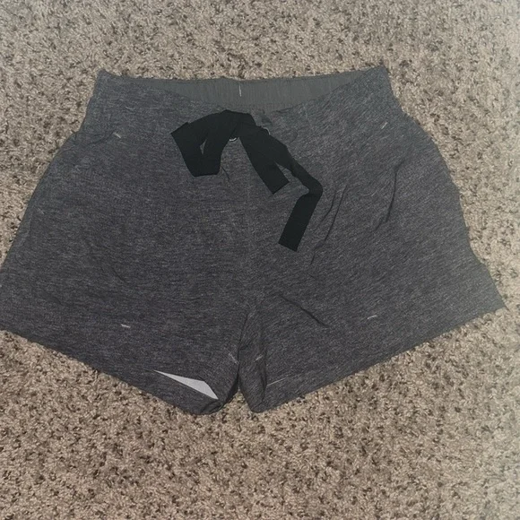 Lululemon Women’s Gray Spring Break Away Short size 4 - Picture 2 of 5